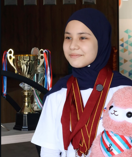 Donoo Kids o'quvchisi kubok va medallar bilan